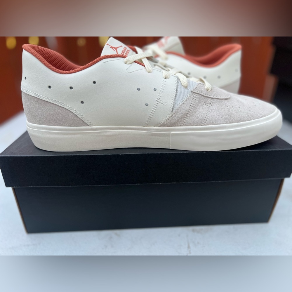 JORDAN SERIES ES
SAIL/RUST OXIDE-COCONUT MILK
VOILE/OXYDE DE ROUILLE